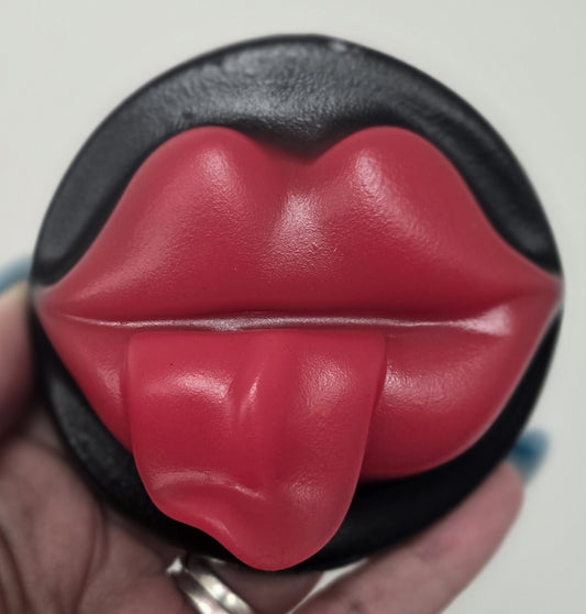 ONE OF A KIND Mouthing off Pushin Cushin Black base Red Lips